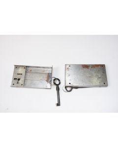 Kastenschloss mit mit Stulp links, Beschläge, Eisen, 60mm, 110mm, Dornmass 90mm. Geliefert mit passendem Schlüssel, Eisen.
