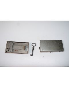 Kastenschloss mit Stulp links, Beschläge, Eisen, 60mm, 120mm, Dornmass 100mm. Geliefert mit passendem Schlüssel, Eisen.